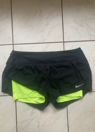 Short running Nike taille L couleur noir jaune, marque: Nike, état: Très bon état, taille: L / 40 / 12, 18,00 €, 19,60 € Protection acheteurs (Pro) incluse