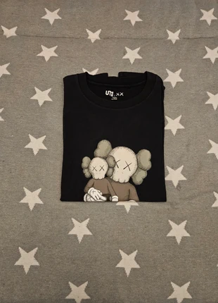 T-shirt kaws noir, marque: Kaws, état: Très bon état, taille: 12 ans / 152 cm, 10,00 €, 11,20 € Protection acheteurs incluse