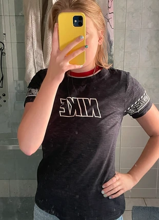 T-shirt Nike noir et blanc XS – logo iconique, coupe unisexe, excellent état !, marque: Nike, état: Très bon état, taille: XS / 34 / 6, 6,00 €, 7,00 € Protection acheteurs incluse