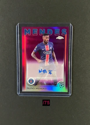 Nuno Mendes Topps Chrome UEFA 2024-25 Numbered /75 PSG Magenta Refractor Auto, merk: Topps, staat: Nieuw zonder prijskaartje, € 28,00, € 30,10 inclusief Kopersbescherming