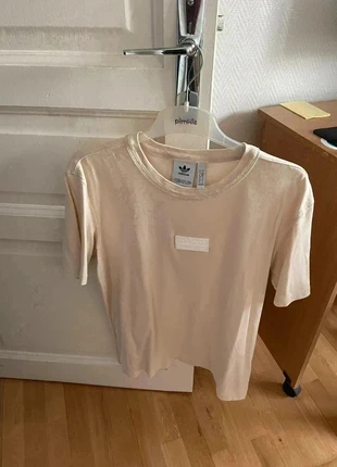 Adidas t shirt taille S beige, merk: adidas, staat: Nieuw zonder prijskaartje, maat: M, € 10,00, € 11,20 inclusief Kopersbescherming