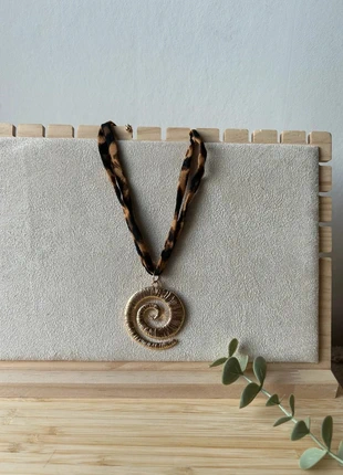 Collier pendentif spirale dorée sur ruban léopard – Neuf, marke: Fantaisie, zustand: Sehr gut, 11,00 €, 12,25 € inklusive Vinted-Käuferschutz