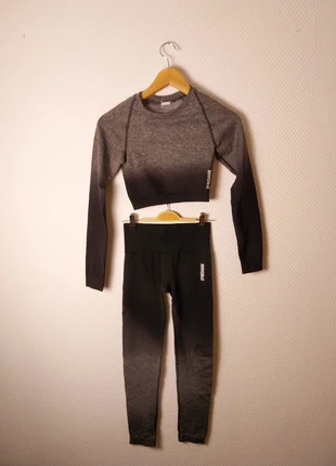 Croc top manches longues gymshark + legging taille XS couleur gris ombré noir, marque: Gymshark, état: Très bon état, taille: XS / 34 / 6, 30,00 €, 32,20 € Protection acheteurs (Pro) incluse