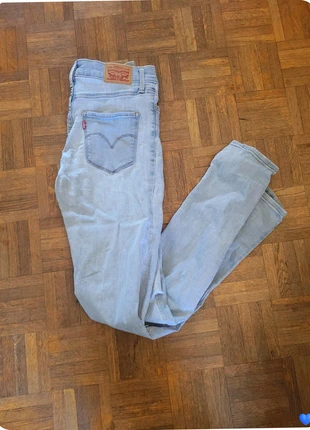 Joli jean Levi's troué taille W27 Ref 18IT496, marque: Levi's, état: Très bon état, taille: S / 36 / 8, 11,20 €, 12,46 € Protection acheteurs incluse