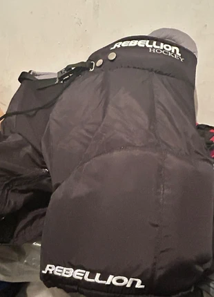 Pantaloni hockey junior rebellion taglia JR m/l, brand: Hockey, condizioni: Nuovo con cartellino, €40.00, €42.70 include la Protezione acquisti