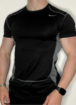 T-shirt de compression Nike Pro noir - Taille L, marque: Nike, état: Très bon état, taille: L, 16,00 €, 17,50 € Protection acheteurs (Pro) incluse