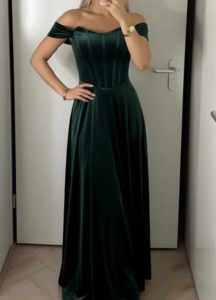 Robe longue verte épaules dénudées en velours, élégante et chic soirée. Taille M, brand: chokena, condizioni: Ottime, taglia: M / IT 42 / EU 38, €59.00, €62.65 include la Protezione acquisti