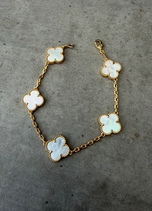 Goud/Wit Klaver Clover Armband !! Nieuw !!, merk: Clover, staat: Heel goed, € 21,95, € 23,75 inclusief Kopersbescherming