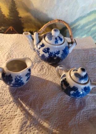 Blue Willow Chinees miniatuur theeservies. Waaronder thee- en suikerpotje en melkkannetje., merk: Willow, staat: Nieuw zonder prijskaartje, € 10,00, € 11,20 inclusief Kopersbescherming