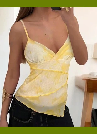 Top léger jaune pastel à fines bretelles – effet portefeuille et détails transparents, marke: Pastel, zustand: Sehr gut, größe: S / 36 / 8, 22,99 €, 24,84 € inklusive Vinted-Käuferschutz