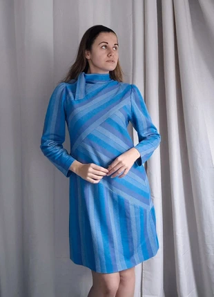 Robe seventies sixties vintage bleue à motifs – Taille 38/40 – Col montant, merk: Vintage Dressing, staat: Goed, maat: M / 38 / 10, € 27,00, € 29,05 inclusief Kopersbescherming Pro