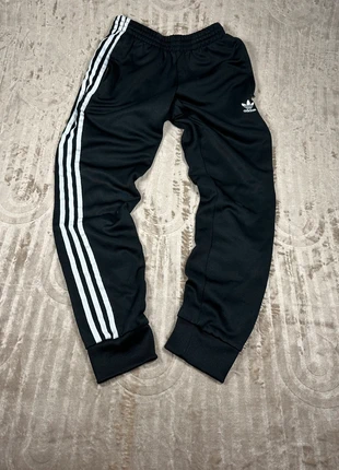 Adidas Black Track Pants S – Classic 3 Stripes, marca: adidas, estado: Bom, tamanho: S, €16.99, €18.54 inclui Proteção do Comprador