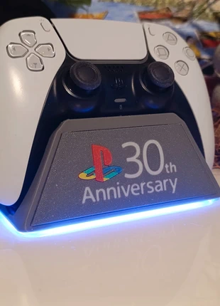 support manette ps5 30 ans PlayStation, brand: PlayStation, condizioni: Nuovo senza cartellino, €15.00, €16.45 include la Protezione acquisti