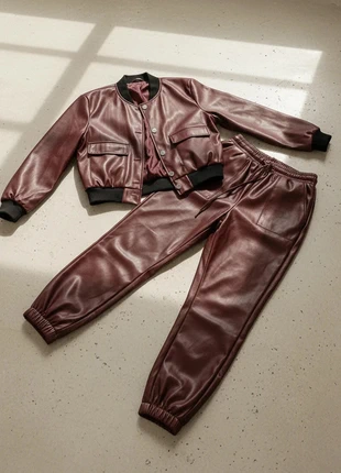 Ensemble bordeaux effet cuir – chic, moderne, brillant, tendance, féminin, marque: Maison Rouge Eclipse, état: Très bon état, taille: M / 38 / 10, 79,90 €, 84,60 € Protection acheteurs (Pro) incluse