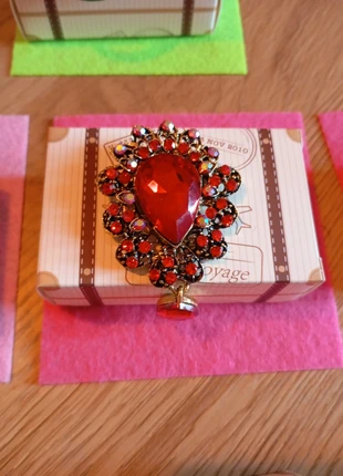 Broche avec la boîte, marca: luxe.fr, estado: Muito bom, €5.00, €5.95 inclui Proteção do Comprador Pro