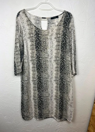 Robe femme motif serpent blanc cassé et noir Vila – Taille L, merk: Vila, staat: Heel goed, maat: L / 40 / 12, € 14,00, € 15,40 inclusief Kopersbescherming