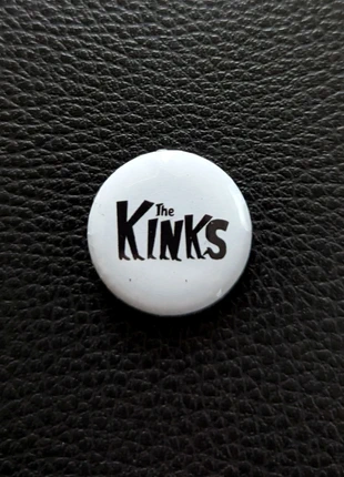 The Kinks button – zwart logo op wit – 25mm, merk: The Kinks, staat: Nieuw zonder prijskaartje, € 1,50, € 2,28 inclusief Kopersbescherming
