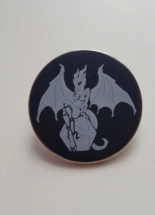 D&D Dungeons and dragons d20 dice dragon babe pin, staat: Heel goed, € 1,00, € 1,75 inclusief Kopersbescherming