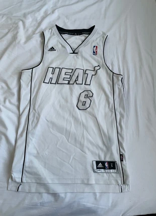 Maillot NBA Miami Heat – LeBron James Taille S adulte Adidas Couleur blanc, marque: adidas, état: Bon état, taille: S, 15,00 €, 16,45 € Protection acheteurs incluse