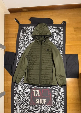 Giacca verde militare con cappuccio – stile streetwear americanstyle y2k, merk: Jack & Jones, staat: Nieuw zonder prijskaartje, maat: S, € 8,00, € 9,10 inclusief Kopersbescherming