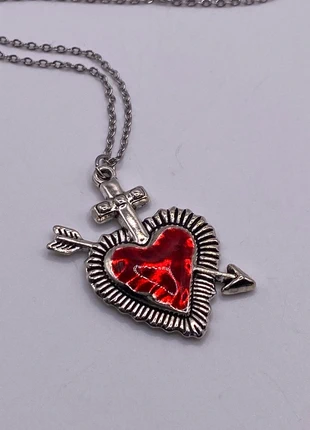 Bellissima collana in acciaio con ciondolo cuore stilizzato trafitto da freccia, brand: nessuno, condizioni: Nuovo senza cartellino, €3.50, €4.38 include la Protezione acquisti