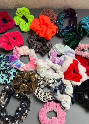23 scrunchies, brand: NO LABEL, condizioni: Buone, €5.00, €5.95 include la Protezione acquisti