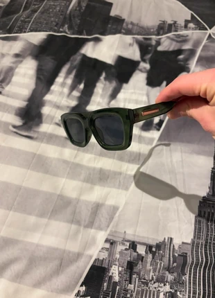 Groene zonnebril, staat: Nieuw zonder prijskaartje, € 3,50, € 4,38 inclusief Kopersbescherming