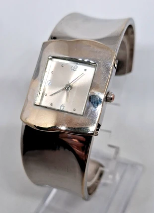 LBVYR
Bangle Watch + new battery, merk: LBVYR, staat: Heel goed, maat: Tot 30 mm, € 10,00, € 11,20 inclusief Kopersbescherming