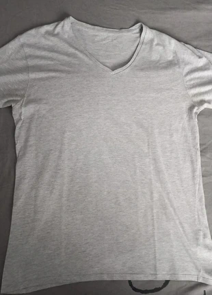 T-shirt col v galerie lafayette, marque: Lafayette, état: Très bon état, taille: M, 2,00 €, 2,80 € Protection acheteurs incluse