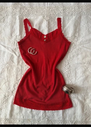 super cute y2k 2000s 90s red tank top with lace and button detail, marque: y2k, état: Très bon état, taille: XS / 34 / 6, 12,00 €, 13,30 € Protection acheteurs incluse