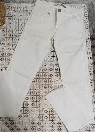 👖💸 Calças Stradivarius Skinny Brancas Tornozelo Rasgadas Elastano Tamanho XS Em Óptimo Estado, brand: Stradivarius, condizioni: Ottime, taglia: XS / IT 38 / EU 34, €3.50, €4.38 include la Protezione acquisti