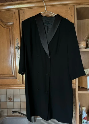 Robe noire col satiné, marque: Yessica, état: Très bon état, taille: XL / 42 / 14, 8,00 €, 9,10 € Protection acheteurs incluse