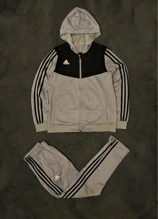 Adidas Trainingsanzug Grau Schwarz Vintage Retro Sportanzug 3-Streifen Klassiker Kinder, merk: adidas, staat: Heel goed, maat: XS, € 15,90, € 17,40 inclusief Kopersbescherming