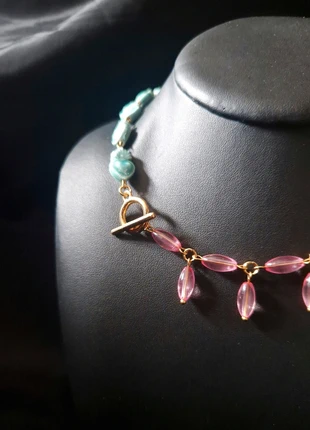 Collier asymétrique rose et bleu fermoir T, marque: Slaycycled, état: Neuf avec étiquette, 35,00 €, 37,45 € Protection acheteurs incluse