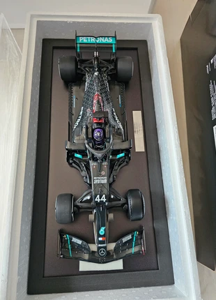 111PCS 
Lewis Hamilton F1 W11 British Gp Winner with flat Tyre Size 1/12 made out of Resin., marque: Minichamps, état: Neuf sans étiquette, 550,00 €, 578,20 € Protection acheteurs incluse