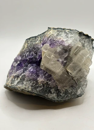 Ruw stuk Amethist met Calciet 1,1kilo, marque: Mineralogie, état: Neuf sans étiquette, 64,99 €, 68,94 € Protection acheteurs (Pro) incluse