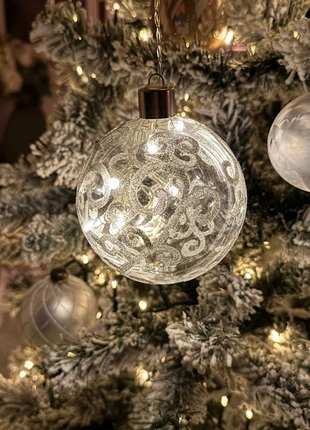 Glazen kerstbal met LED verlichting – zilver glitter swirl (incl. lichtjes), merk: Intratuin, staat: Goed, € 2,50, € 3,33 inclusief Kopersbescherming