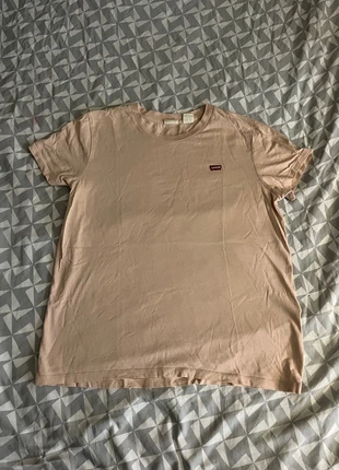 T-shirt Levis rose, merk: Levi's, staat: Heel goed, maat: M / 38 / 10, € 6,00, € 7,00 inclusief Kopersbescherming