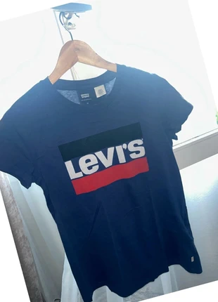 T-shirt Levi’s bleu marine XS – style iconique, brand: Levi's, condizioni: Ottime, taglia: XS / IT 38 / EU 34, €8.99, €10.14 include la Protezione acquisti
