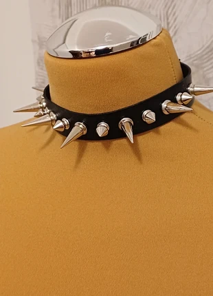 Black fake leather chocker necklace with 3 cm spikes., marque: Vintage Dressing, état: Neuf sans étiquette, 7,00 €, 8,05 € Protection acheteurs incluse