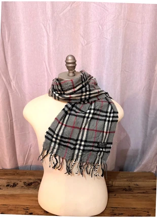 Écharpe grise burberry, marque: Burberry, état: Très bon état, 54,99 €, 58,44 € Protection acheteurs incluse