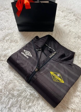Sweat training demi zip noir Tjensvoll FK Norvège Umbro M homme, merk: Umbro, staat: Heel goed, maat: M, € 15,00, € 16,45 inclusief Kopersbescherming Pro