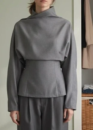 Top structuré gris à col drapé – Taille S, marke: Noryne, zustand: Sehr gut, größe: S / 36 / 8, 49,90 €, 53,10 € inklusive Vinted-Käuferschutz