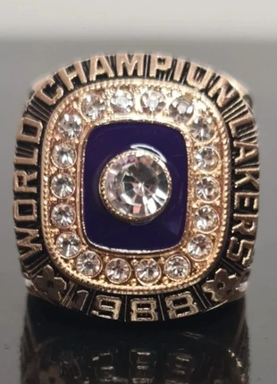 Bague chevaliére NBA Lakers 1988 – World Champions | Doré, strass, collector basket, cadeau fan, marke: bague, zustand: Neu, mit Etikett, größe: Größenverstellbar, 28,97 €, 31,12 € beinhaltet Vinted-Käuferschutz Pro