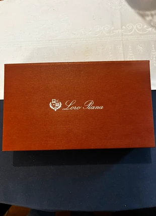 Pancarte promotionnelle Loro Piana, marque: Loro Piana, état: Bon état, 50,00 €, 53,20 € Protection acheteurs incluse