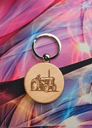 Idée cadeau _ porte clefs tracteur ancien, marque: les créas de Samounette, état: Très bon état, 5,00 €, 5,95 € Protection acheteurs (Pro) incluse