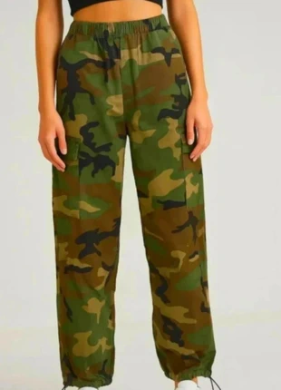 Pantalon parachute camouflage Bershka – Taille L, brand: Bershka, condizioni: Nuovo senza cartellino, taglia: L / IT 44 / EU 40, €15.00, €16.45 include la Protezione acquisti