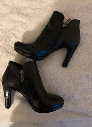 Bottines à talons noires tamaris taille 37, marque: Tamaris, état: Très bon état, taille: 37, 15,00 €, 16,45 € Protection acheteurs incluse