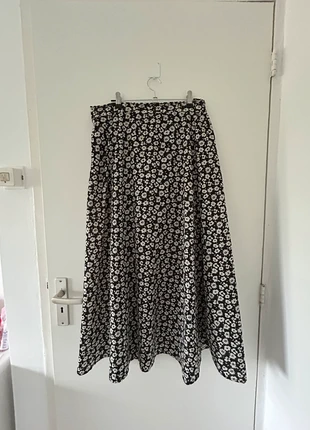 Zwart-witte midi rok met bloemenprint en onderrok – maat L, marque: no brand, état: Bon état, taille: L / 40 / 12, 7,99 €, 9,09 € Protection acheteurs incluse