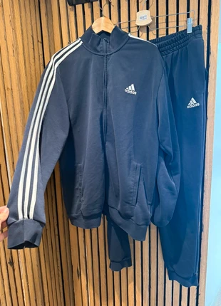Adidas donkerblauw trainingspak XL, merk: adidas, staat: Heel goed, maat: XL, € 25,00, € 26,95 inclusief Kopersbescherming